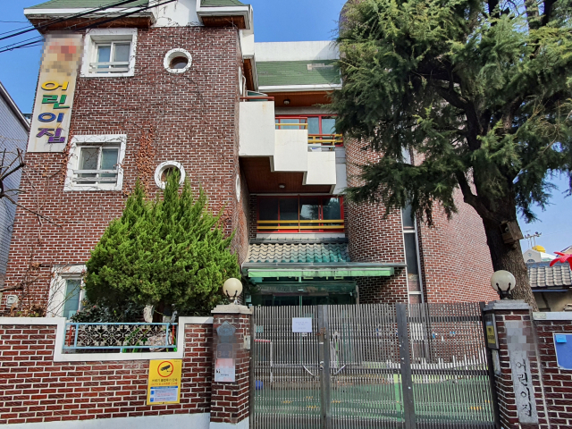 15일 오전 대구 동구 율하동의 한 어린이집 출입문이 굳게 닫힌 모습. 사회복지법인에서 운영하는 이곳은 지난해 11월 휴원에 들어갔다. 김지수 기자