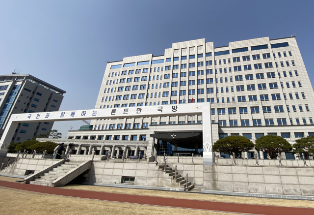 윤석열 대통령 당선인이 대통령 집무실을 청와대에서 서울 용산구 용산동의 국방부 청사로 이전하는 방안을 적극 검토 중인 것으로 확인됐다. 당초 
