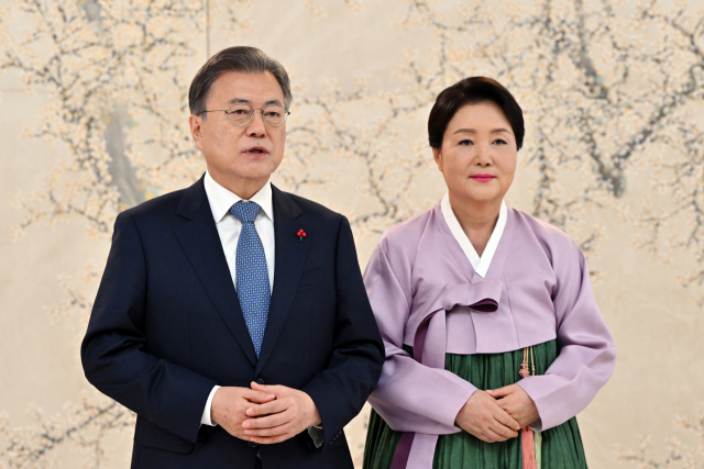 문재인 대통령과 김정숙 여사가 설 명절을 맞아 청와대에서 영상을 통해 새해 인사를 전하고 있다. 청와대 제공