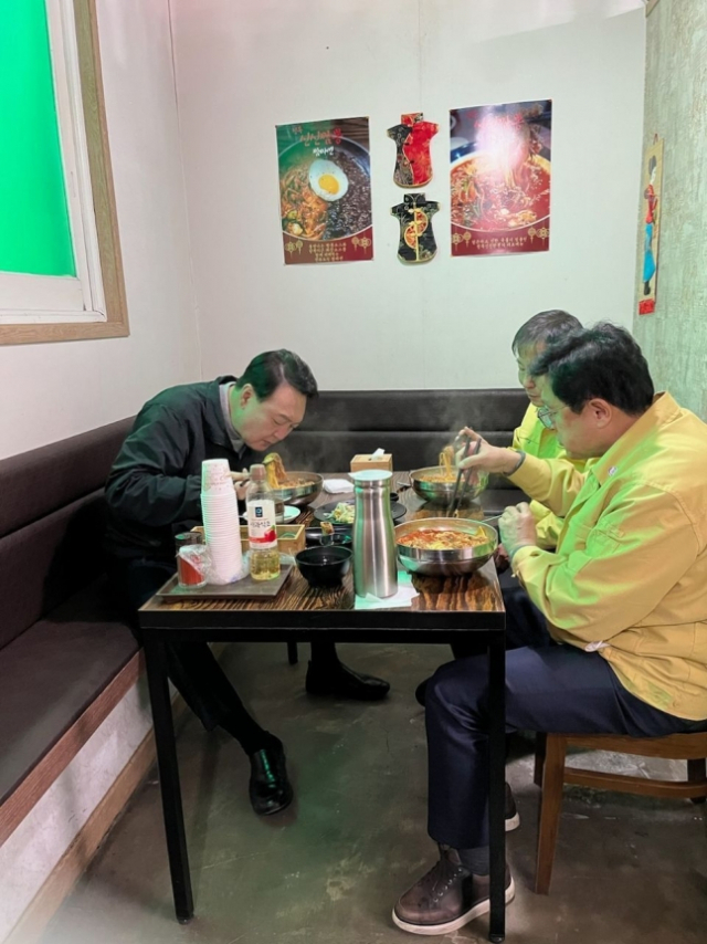 윤석열 당선인이 15일 경북 울진 청목신신짬뽕에서 점심식사하고 있다. 국민의힘 제공