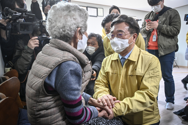 더불어민주당 윤호중 비대위원장이 15일 강원 강릉시 옥계면 산불피해 현장을 찾아 이재민을 위로하고 있다. 연합뉴스