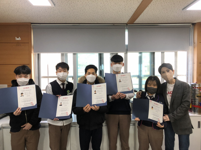 청도고에 재학 중인 특수교육 대상 학생 5명이 1년 만에 취득한 바리스타 2급 자격증을 들어 보이고 있다. 청도고 제공