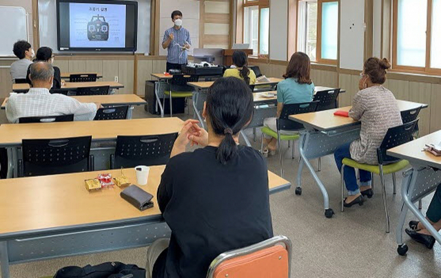 지난해 평생교육 강좌를 신청한 수강생들이 교육을 받고 있다. 봉화도서관 제공