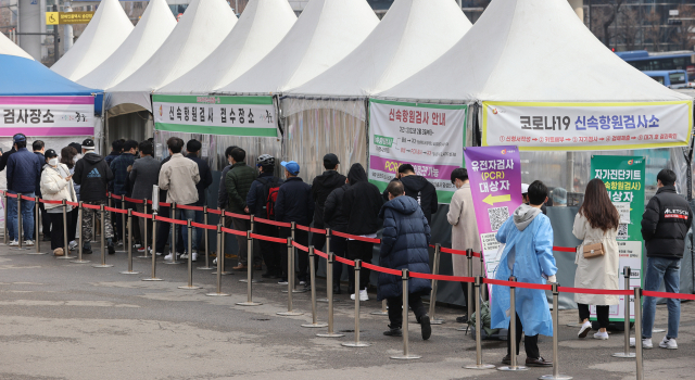 오미크론 변이가 확산하면서 15일 코로나19 신규 확진자는 36만명대를 기록했고 누적 확진자는 700만명을 넘었다. 신규 확진자가 연일 30만명을 크게 웃돌면서 이날 발표된 위중증 환자와 사망자도 국내 코로나19 사태 이후 2년여 만에 가장 많았다. 중앙방역대책본부는 이날 0시 기준으로 신규 확진자가 36만2천338명 늘어 누적 722만8천550명으로 집계됐다고 밝혔다. 사진은 이날 오전 서울역 선별진료소 모습. 연합뉴스