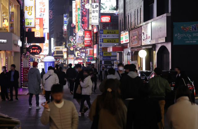 오미크론 변이 확산으로 코로나19 확진자가 연일 30만명 이상 발생하고 사망자가 300명에 육박한 가운데서도 정부가 사회적 거리두기 추가 완화안을 검토하고 있다. 15일 서울 종로구 관철동 먹자골목 모습. 연합뉴스