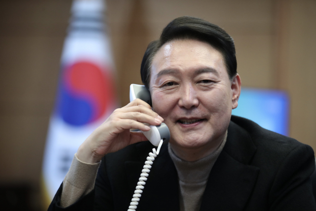 윤석열 대통령 당선인이 지난 14일 저녁 서울 종로구 통의동 집무실에서 보리스 존슨 영국 총리와 통화하고 있다. 연합뉴스