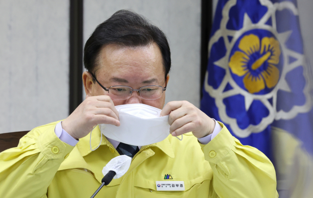 김부겸 국무총리가 16일 오전 세종시 정부세종청사에서 열린 신종 코로나바이러스 감염증(코로나19) 대응 중앙재난안전대책본부 회의에서 발언을 마친 뒤 다시 마스크를 쓰고 있다. 연합뉴스