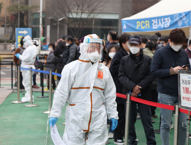 사상 신종 코로나바이러스 감염증(코로나19) 최다 신규 확진자가 발표될 것으로 예상되는 16일 오전, 서울 송파구 송파구보건소 코로나19 선별진료소에서 시민들이 PCR과 신속 항원 검사를 받기 위해 대기해 있다. 연합뉴스