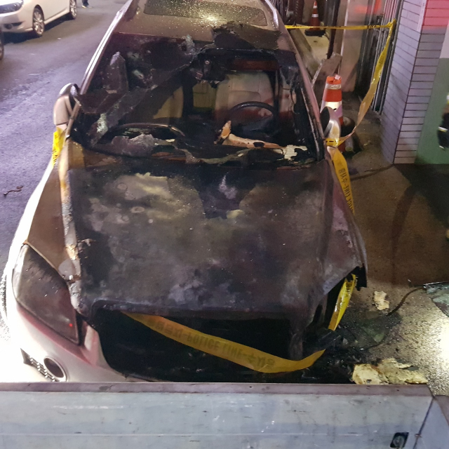 16일 오전 포항시 남구 상도동 골목에서 발생한 SUV 차량 화재를 소방대원들이 진압하고 있다. 포항남부소방서 제공.