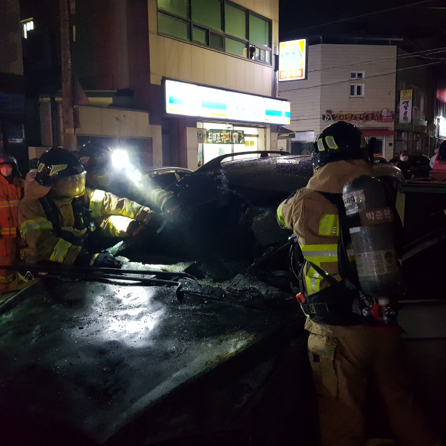 16일 오전 포항시 남구 상도동 골목에서 발생한 SUV 차량 화재를 소방대원들이 진압하고 있다. 포항남부소방서 제공.
