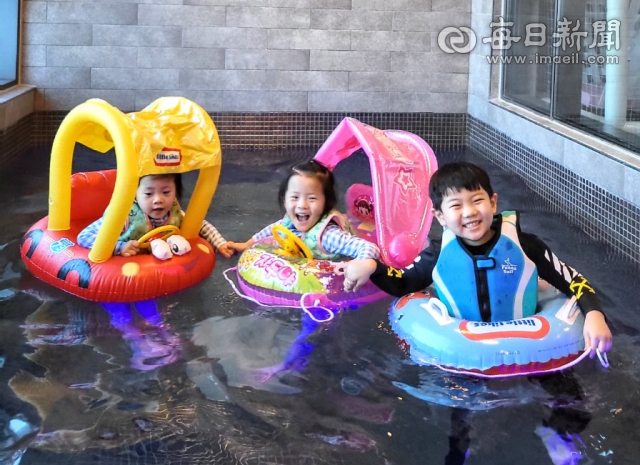 코로나19로 인해 가족 단위 관광이 성행하고 있다. 사진은 경북 영덕 시포트리조트 키즈풀빌라에서 휴가를 즐기는 아이들의 모습. 전종훈 기자