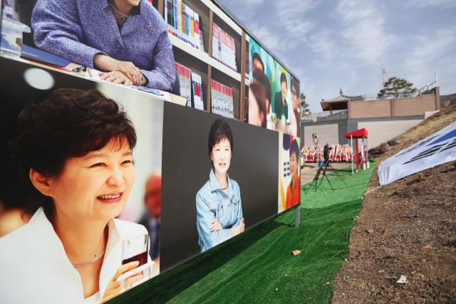 15일 대구 달성군 유가읍 쌍계리 박근혜 전 대통령 사저 앞에 지지자들이 박 전 대통령을 환영하며 설치한 다양한 사진들이 눈길을 끌고 있다. 연합뉴스