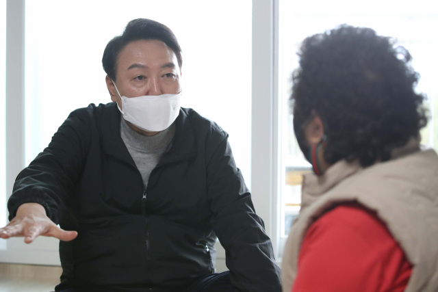 윤석열 대통령 당선인이 15일 오후 강원 동해시 국가철도공단 망상수련원에 마련된 산불피해 주민 임시거주지를 찾아 이재민들과 간담회를 하고 있다. 연합뉴스