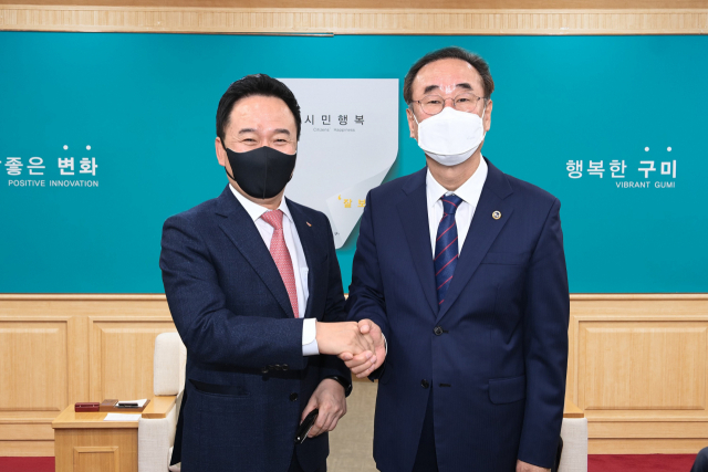 장용호(왼쪽) SK실트론㈜ 대표이사 사장과 장세용 구미시장이 최근 투자 협의를 하고 기념촬영하고 있다. 구미시 제공