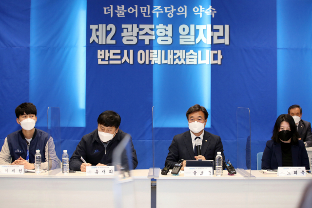 더불어민주당 윤호중 비상대책위원장이 16일 오후 광주 광주글로벌모터스(GGM)에서 가진 간담회에서 인사말하고 있다. 연합뉴스