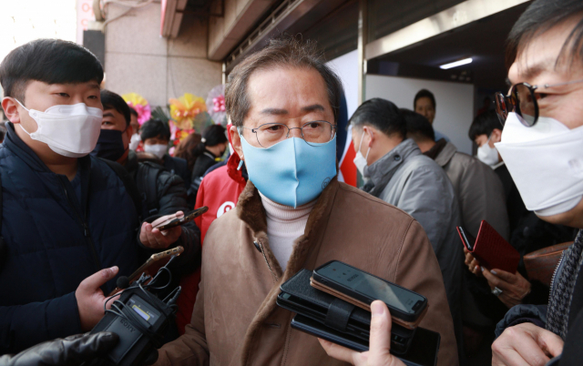 국민의힘 홍준표 의원이 지난 25일 오후 대구 남구 대명동에서 열린 중남구 국회의원 보궐선거에 출마한 무소속 도건우 후보의 출정식에 참석해 기자들의 질문에 답하고 있다. 연합뉴스
