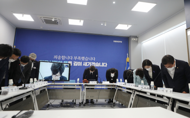 16일 오전 광주 서구 더불어민주당 광주시당에서 비상대책위원회 위원들과 광주 지역구 의원들이 선거 패배에 대해 머리 숙여 인사하고 있다. 연합뉴스