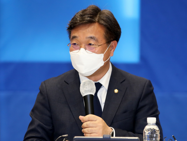 더불어민주당 윤호중 비상대책위원장이 16일 오후 광주 광주글로벌모터스(GGM)에서 가진 간담회에서 인사말하고 있다. 연합뉴스