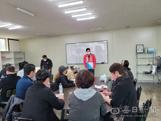 문충운 국민의힘 포항시장 예비후보가 16일 소상공인들을 만나 애로를 듣고 있다. 문충운 예비후보 제공