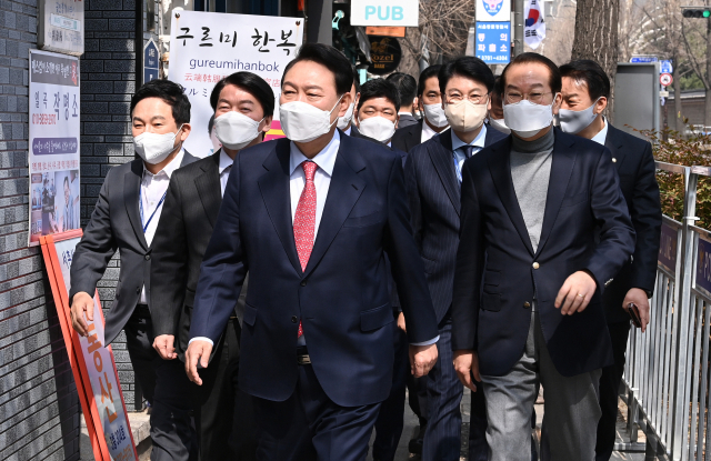 윤석열 대통령 당선인이 16일 오후 점심 식사를 위해 안철수 인수위원장, 권영세 인수위 부위원장, 원희룡 기획위원장 등과 함께 서울 종로구 통의동 집무실에서 식당으로 이동하고 있다. 연합뉴스