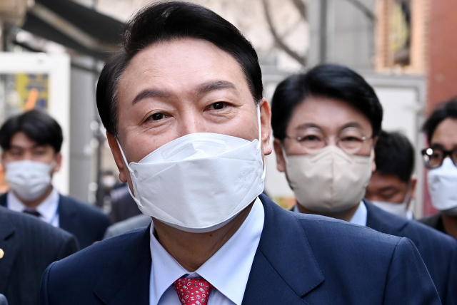 윤석열 대통령 당선인이 16일 오후 점심 식사를 위해 서울 종로구 통의동 집무실에서 식당으로 이동하고 있다. 연합뉴스