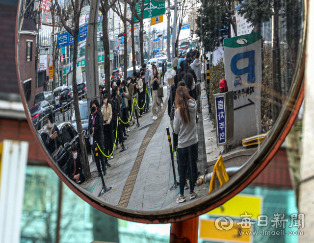 코로나19 일일신규확진자가 역대 최초로 40만 명을 돌파한 16일 오전 대구 북구보건소 선별검사소에서 시민들이 검사를 받기 위해 줄을 서고 있다. 안성완 기자 asw0727@imaeil.com