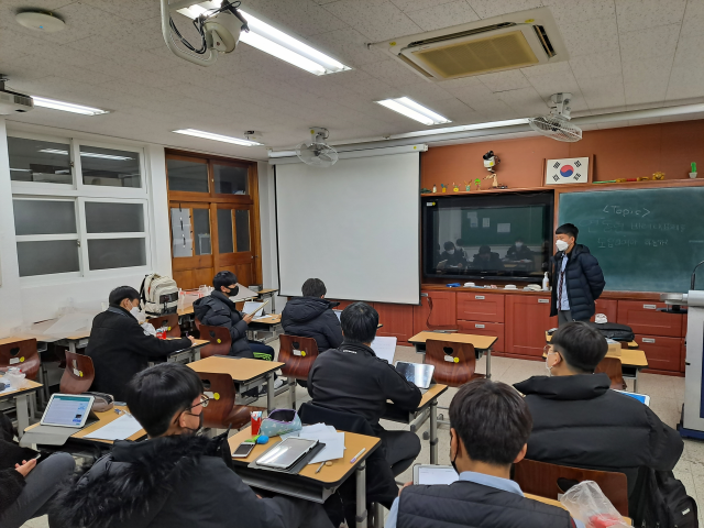 경원고는 지난해 시교육청과 협력해서 진로 전문 교사를 초빙해 학생들의 진로 상담 프로그램을 진행했다. 이를 토대로 학생들이 각 교과 담당 교사와 함께 전공 관련 심화 독서 프로그램에 참여했던 과정을 학생부에 상세히 기재했다. 이러한 점이 대학의 학생 선발 평가 요소 중 전공적합성 영역에서 높은 평가를 받은 것으로 분석된다. 경원고 제공