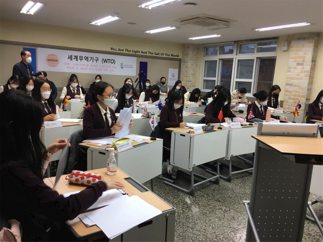 북구에 있는 성화여고 역시 어려운 여건 속에서도 올해 수시 전형과 의학계열에서 합격자를 여러 명 배출하며 최근 3년 중 가장 두드러진 성과를 보였다. 성화여고는 수업 외에도 학교에서 모의유엔총회, 미래 상상 과학캠프, 과학 학술주제 발표회 등 다양한 진로진학 프로그램을 운영해 원격 수업만으로는 자칫 부실해질 수 있는 학생생활기록부를 다채롭게 꾸리도록 했다. 성화여고 제공