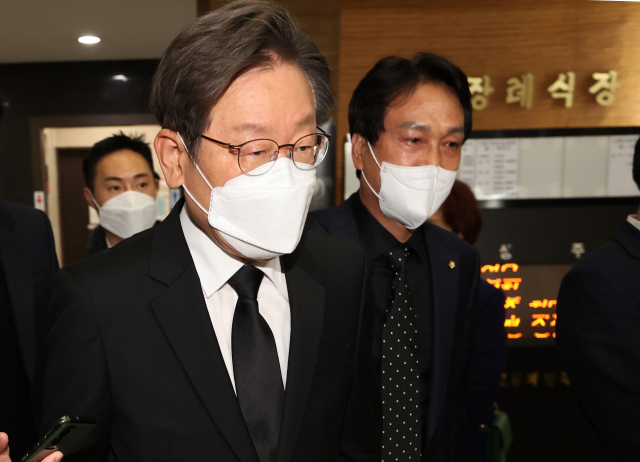 더불어민주당 대선 후보였던 이재명 전 경기도지사가 16일 오후 경기도 평택중앙장례식장에 마련된 대선 낙선 인사 중 교통사고로 숨진 민주당 평택을 여성위원장 A씨 빈소 조문을 마치고 나오고 있다. 연합뉴스