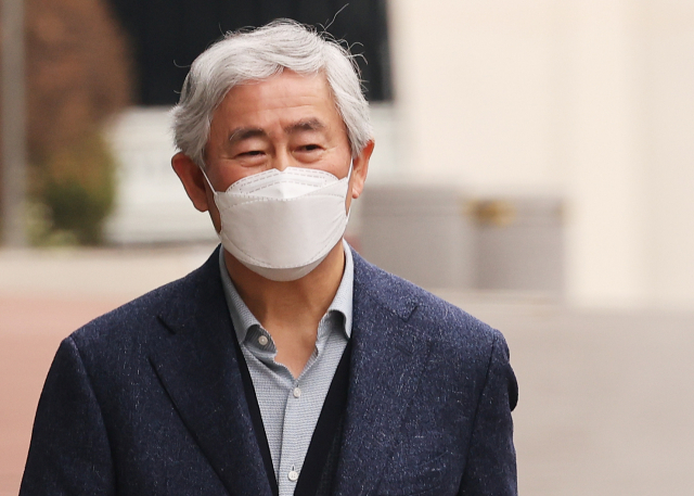 이헌수 전 국정원 기조실장으로부터 국정원 특수활동비로 조성된 1억원을 뇌물로 받은 혐의로 징역 5년을 확정받아 복역 중 형기의 약 80%를 채우고 가석방된 최경환 전 의원이 17일 오전 경기도 안양교도소에서 나오고 있다. 연합뉴스
