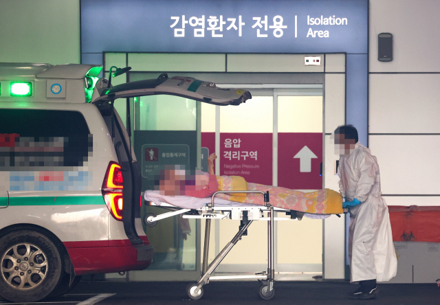 지난 15일 오후 코로나19 전담 병원인 서울 중랑구 서울의료원에 환자가 이송되고 있다. 연합뉴스