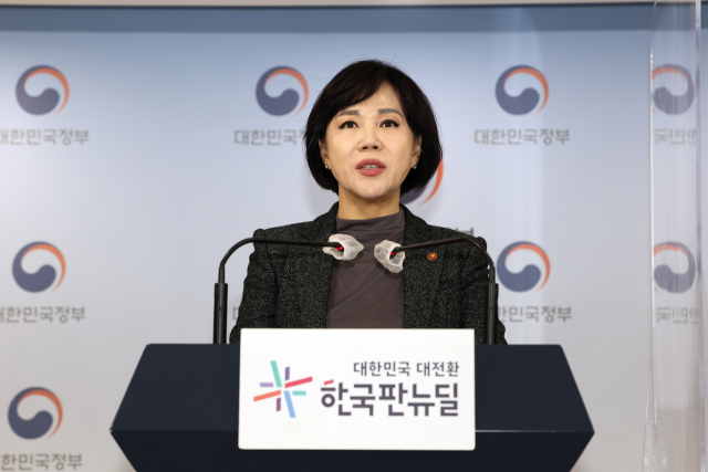 전현희 국민권익위원장이 17일 오전 정부서울청사에서 부패신고 피신고자 사실확인제 세부 방안 관련 브리핑을 하고 있다. 연합뉴스