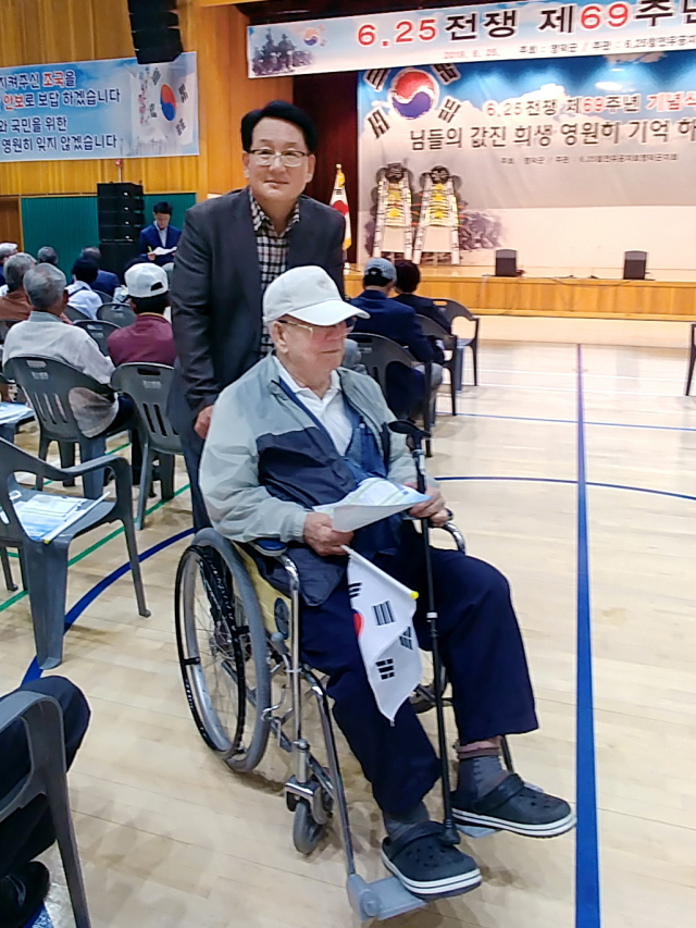 아들 권태주(서 있는 사람) 씨가 휠체어에 탄 아버지 고 권경창 씨를 모시고 6·25 관련 행사에 참석했다. 가족 제공.