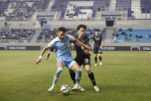 대구FC 세징야가 지난 11일 성남FC와 홈경기에서 상대 선수와 볼을 두고 신경전을 벌이고 있다. 대구FC 제공