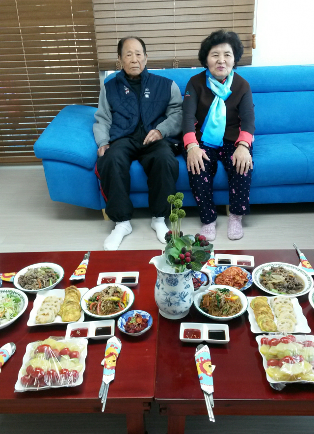 고 김잠식 씨(사진 왼쪽)와 최복순 씨 부부가 김 씨 생일을 맞아 나란히 앉아 생일을 축하받고 있다. 가족 제공.