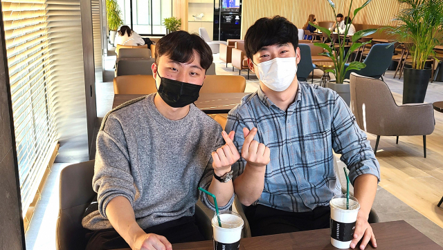 오는 23일 출국해 일본 JRCS(조선사)에 입사하는 영진전문대 김희수, 정연성(오른쪽) 졸업생이 지난 16일 교내 글로벌라운지에서 함께 한 모습. 영진전문대 제공