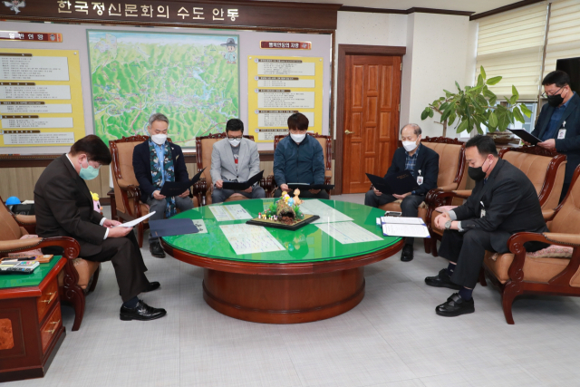 권영세 안동시장(왼쪽)이 17일 안동지역 시내버스 운수회사 3곳의 관계자들과 만나 관련 협의를 진행하고 있다. 안동시 제공