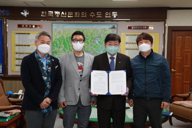 권영세 안동시장(왼쪽 세 번째)이 17일 안동시청에서 시내버스 운수회사 관계자들과 공동운수협정을 체결하고 기념촬영을 하고 있다. 안동시 제공