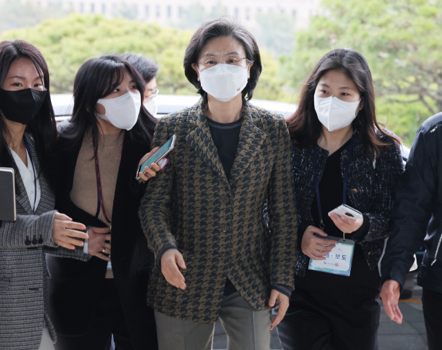 노정희(가운데) 중앙선거관리위원회 위원장은 17일 선관위 상임위원들과 대한변협의 사퇴 요구 및 쏟아지는 국민적 비판을 일축했다. 연합뉴스