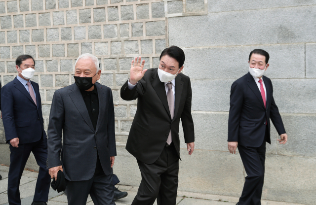 윤석열 대통령 당선인이 17일 오후 서울 종로구 통의동 당선인 집무실 인근 식당에서 오찬을 한 뒤 김한길 국민통합위원장, 박주선 대통령 취임식 준비위원장, 김병준 지역균형발전특별위원장 등과 산책하며 시민들에게 인사하고 있다. 연합뉴스