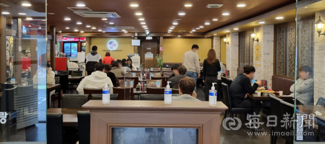 대구 시내의 한 식당에서 손님들이 식사를 하고 있다. 매일신문DB