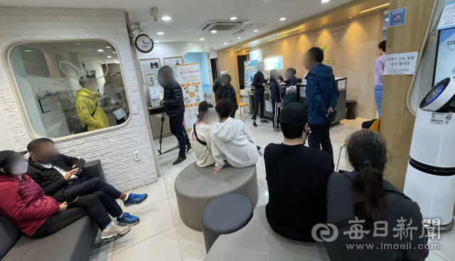 병·의원 신속항원검사에서 코로나19 양성 판정을 인정해 주는 제도가 도입된 지 나흘째인 17일 오전 대구 달서구의 한 이비인후과는 검사를 받으러 온 시민들로 북통을 이루고 있다. 안성완 기자 asw0727@imaeil.com
