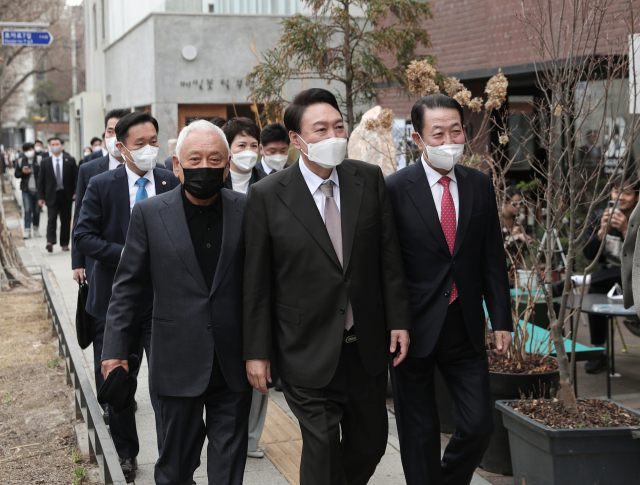 윤석열 대통령 당선인이 17일 오후 서울 종로구 통의동 당선인 집무실 인근 식당에서 오찬을 한 뒤 김한길 국민통합위원장, 박주선 대통령 취임식 준비위원장 등과 산책하고 있다. 연합뉴스