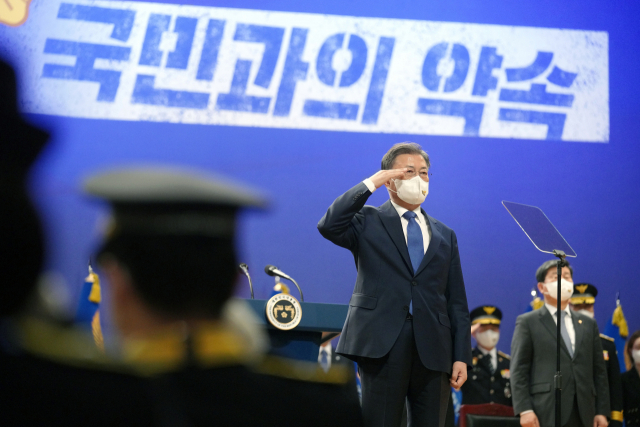 문재인 대통령이 17일 오후 충남 아산 경찰대학에서 열린 2022년 신임경찰 경위·경감 임용식에서 거수경례를 하고 있다. 연합뉴스