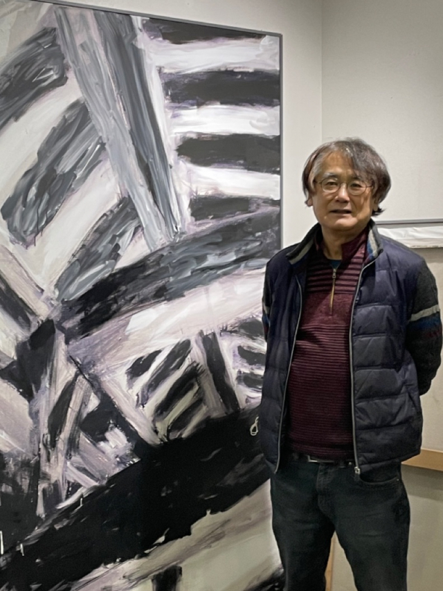 김영태 작가가 자신의 작품 앞에서 설명하고 있다. 이연정 기자
