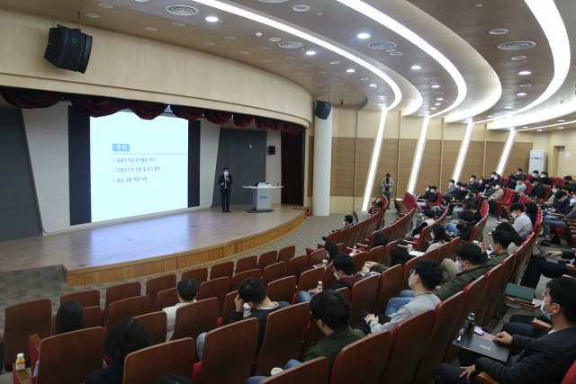케이메디허브는 17일 입주기업과 직원들을 대상으로 의료기기 인허가 관련 이해를 돕기 위한 