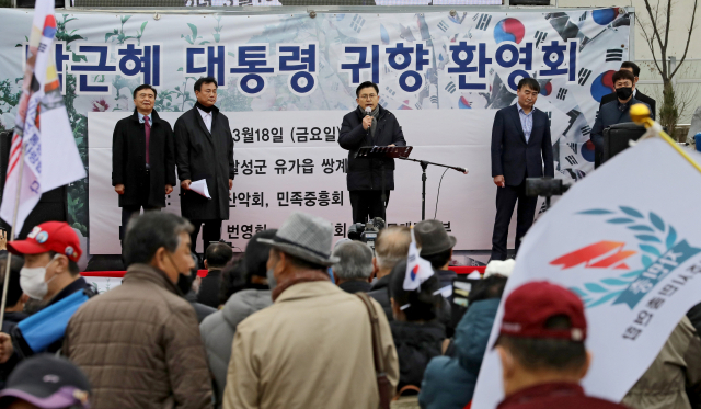 황교안 전 미래통합당 대표가 18일 오후 대구 달성군 유가읍 박 전 대통령 사저 앞에서 열린 박근혜 전 대통령 귀향 환영회에서 대회사를 하고 있다. 김영진 기자 kyjmaeil@imaeil.com