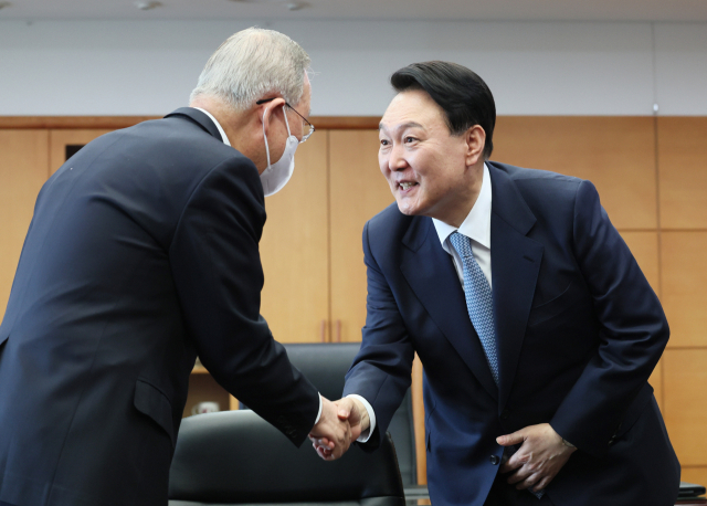 윤석열 대통령 당선인이 18일 오후 서울 종로구 통의동 당선인 집무실에서 반기문 전 유엔사무총장과 면담하며 악수하고있다. 연합뉴스