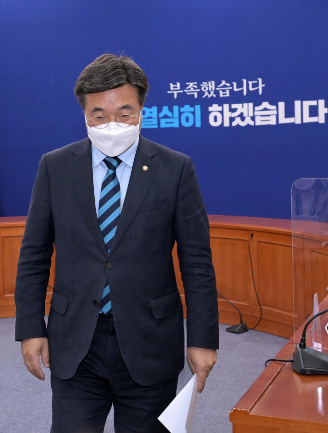 당 일각에서 사퇴 압박을 받아온 더불어민주당 윤호중 공동비상대책위원장이 18일 오후 서울 여의도 국회에서 거취 관련 입장을 밝히는 기자회견을 하고 회견장을 나서고 있다. 윤 공동비상대책위원장은 