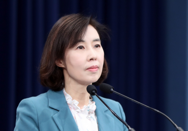 박경미 청와대 대변인이 18일 오전 춘추관에서 열린 브리핑에서 문재인 대통령은 윤석열 대통령 당선인과의 회동에 대해